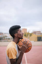 Jugendlicher spielt Basketball - GRCF00060