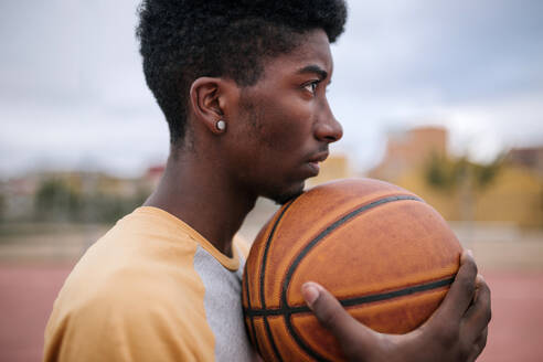 Teenager hodeln Basketball - GRCF00062