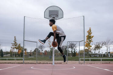 Jugendlicher spielt Basketball - GRCF00064