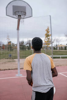 Rückansicht eines Basketball spielenden Teenagers - GRCF00065