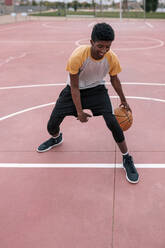 Jugendlicher spielt Basketball - GRCF00069