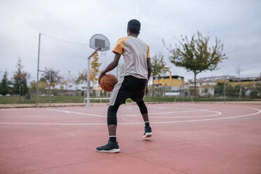 Jugendlicher spielt Basketball - GRCF00077