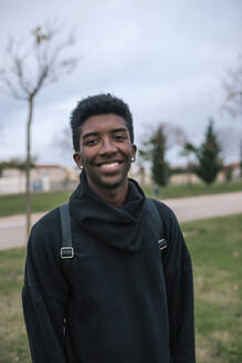 Porträt eines Teenagers mit schwarzem Pullover - GRCF00078