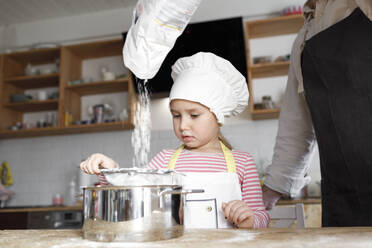 Vater und Tochter beim Kochen in der Küche - KMKF01166