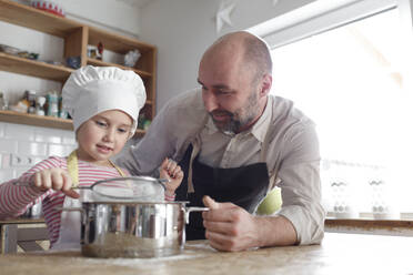 Vater und Tochter beim Kochen in der Küche - KMKF01167