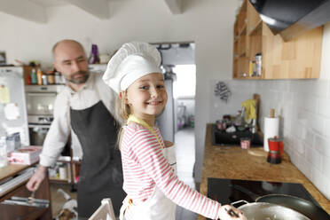 Vater und Tochter beim Kochen in der Küche - KMKF01172