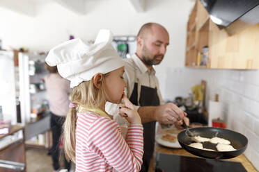 Vater und Tochter beim Kochen in der Küche - KMKF01174