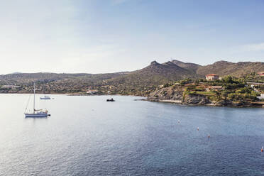 Segelboote an der Küste von Kap Sounion, Attika, Griechenland - MAMF01006