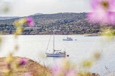 Segelboote an der Küste von Kap Sounion, Attika, Griechenland - MAMF01007