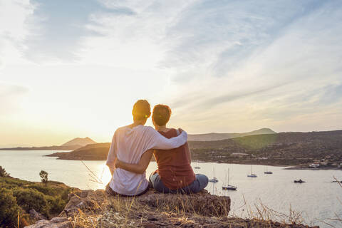 Pärchen bei Sonnenuntergang am Kap Sounion, Attika, Griechenland, lizenzfreies Stockfoto