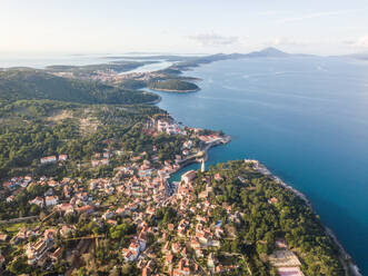 Luftaufnahme der Stadt Veli Lošinj an der Küste, Kroatien. - AAEF06295