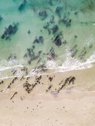 Abstrakte Luftaufnahme eines leeren Strandes in Kapstadt, Südafrika. - AAEF06296