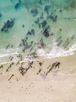 Abstrakte Luftaufnahme eines leeren Strandes in Kapstadt, Südafrika. - AAEF06296