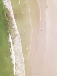 Luftaufnahme des leeren Strandes von Milnerton in der Nähe von Kapstadt, Südafrika. - AAEF06301