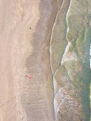 Luftaufnahme des leeren Strandes von Milnerton in der Nähe von Kapstadt, Südafrika. - AAEF06302