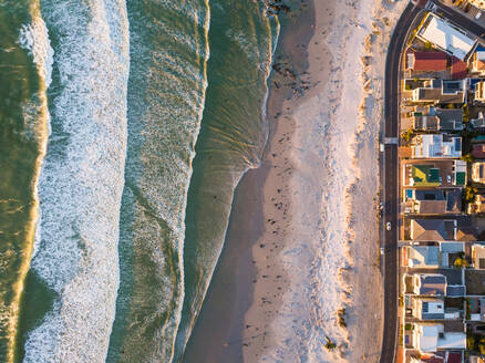 Luftaufnahme eines gemütlichen Küstenviertels, Melkbosstrand, Südafrika. - AAEF06312