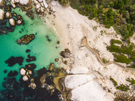 Luftaufnahme des Naturreservats Pinguine beobachten am Foxy Beach, Südafrika. - AAEF06322