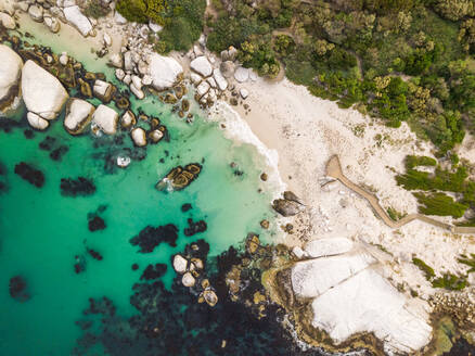 Luftaufnahme des Naturreservats Pinguine beobachten am Foxy Beach, Südafrika. - AAEF06325