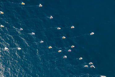 Luftaufnahme eines Segelbootwettbewerbs in der Nähe der Insel Mali Losinj, Kroatien. - AAEF06332