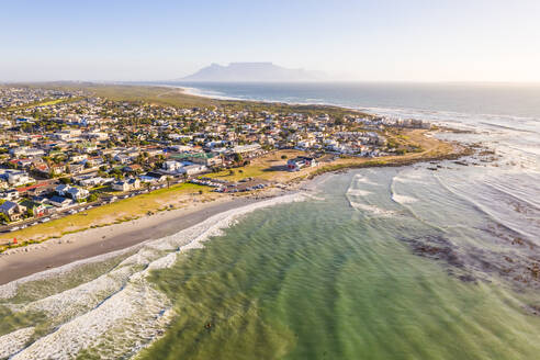 Luftaufnahme der Küstenstadt Melkbosstrand bei Sonnenuntergang, Südafrika. - AAEF06333