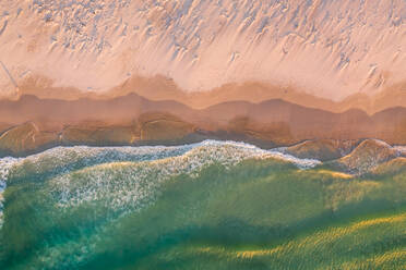 Luftaufnahme über Scarborough Beach bei Sonnenuntergang, Südafrika. - AAEF06340