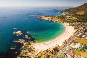 Luftaufnahme von Menschen, die einen sonnigen Tag am Strand von Camps Bay, Südafrika, genießen. - AAEF06361