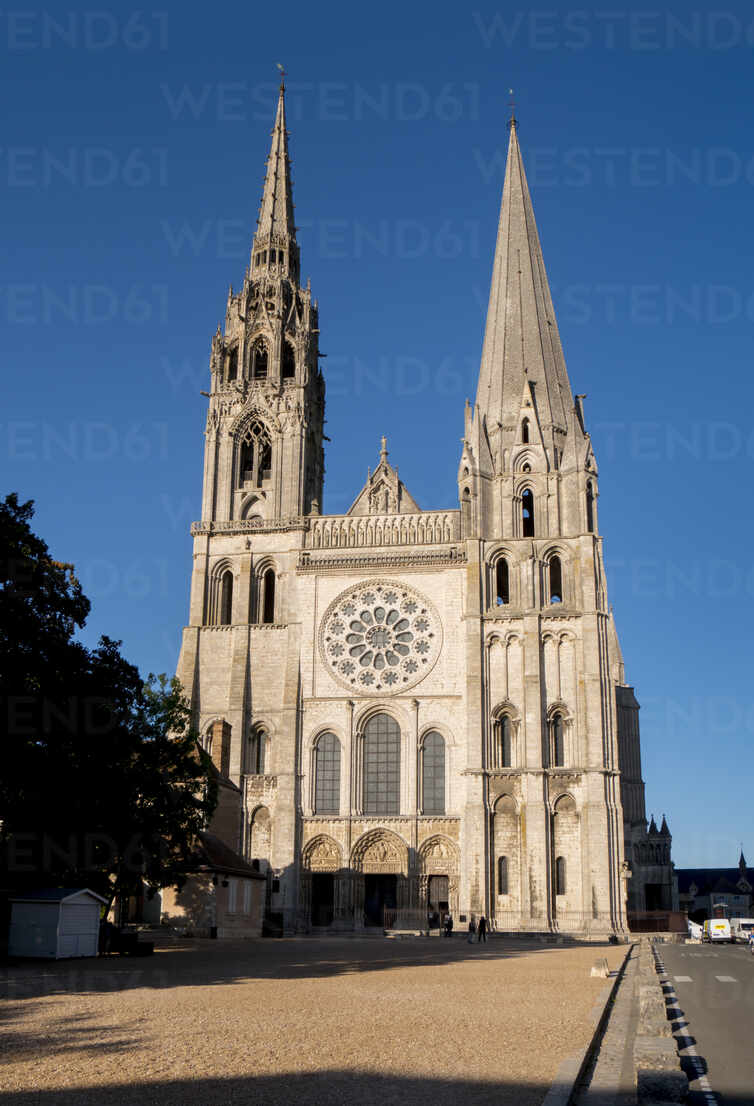 https://us.images.westend61.de/0001310881pw/chartres-cathedral-unesco-world-heritage-site-chartres-eure-et-loir-france-europe-RHPLF13389.jpg