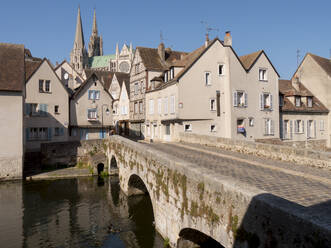 Die Kathedrale von Chartres auf der anderen Seite der Eure, Chartres, Eure-et-Loir, Frankreich, Europa - RHPLF13391