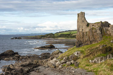 Das Dunure Castle aus dem 13. Jahrhundert, erbaut vom Clan Kennedy, Carrick Coast, Ayrshire, Schottland, Vereinigtes Königreich, Europa - RHPLF13396