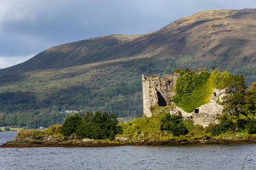 Die Burg Lacklan aus dem 15. Jahrhundert, Clan Maclachlan, Loch Fyne, Argyll und Bute, Westschottland, Vereinigtes Königreich, Europa - RHPLF13397