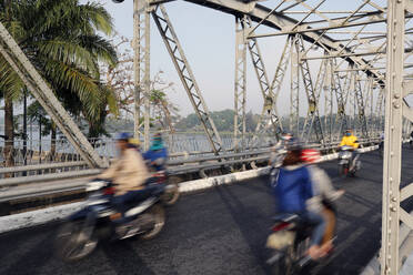 Roller überqueren die berühmte Trang-Tien-Brücke im morgendlichen Berufsverkehr, Hue, Vietnam, Indochina, Südostasien, Asien - RHPLF13402