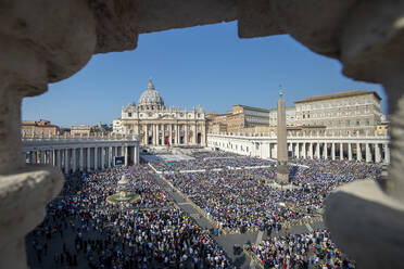 Gesamtansicht des Petersplatzes während einer Heiligsprechungsmesse, Vatikanstadt, Rom, Latium, Italien, Europa - RHPLF13416