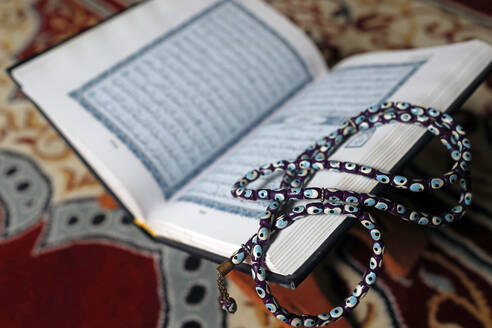 Heiliger Koran in Arabisch und muslimische Gebetsperlen auf Holzständer, Vietnam, Indochina, Südostasien, Asien - RHPLF13430