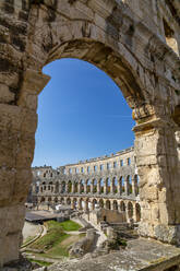 Blick auf das römische Amphitheater vor blauem Himmel, Pula, Gespanschaft Istrien, Kroatien, Adria, Europa - RHPLF13439