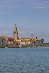 Blick auf die Altstadt von Porec und das Adriatische Meer, Porec, Region Istrien, Kroatien, Europa - RHPLF13444