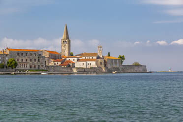 Blick auf die Altstadt von Porec und das Adriatische Meer, Porec, Region Istrien, Kroatien, Europa - RHPLF13445