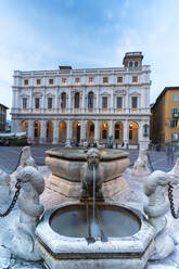 Contarini-Brunnen und Biblioteca Civica Angelo Mai, Piazza Vecchia, Citta Alta (Oberstadt), Bergamo, Lombardei, Italien, Europa - RHPLF13448