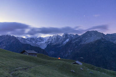 Sterne über Zelt und Hütten mit Blick auf Piz Badile und Piz Cengalo, Tombal, Soglio, Valbregaglia, Kanton Graubünden, Schweiz, Europa - RHPLF13451