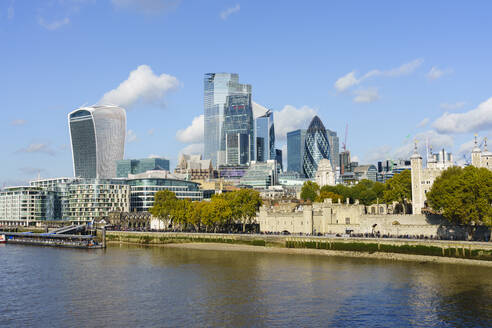 Wolkenkratzer der City of London und der Tower of London mit Blick auf die Themse, London, England, Vereinigtes Königreich, Europa - RHPLF13457