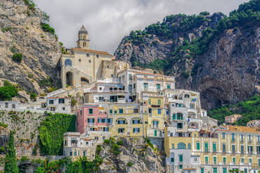 Blick auf niedrige traditionelle Gebäude und Klippen entlang der Küstenlinie in Costiera Amalfitana (Amalfiküste), UNESCO-Weltkulturerbe, Kampanien, Italien, Europa - RHPLF13471