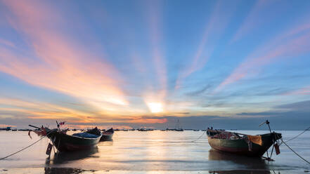 Sonnenuntergang von Front Strand, Vung Tau mit rosa Wolken und kleinen Fischerbooten im Vordergrund, Vung Tau, Vietnam, Indochina, Südostasien, Asien - RHPLF13478