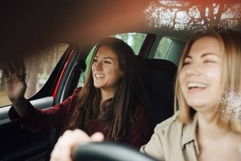 Glückliche Freundinnen, die zusammen im Auto reisen - MASF16107