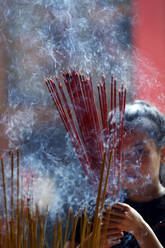 Betende Frau mit brennenden Räucherstäbchen, Ong Bon Pagode, Taoistischer Tempel, Ho Chi Minh Stadt, Vietnam, Indochina, Südostasien, Asien - RHPLF13502