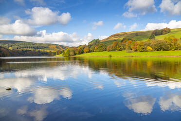 Blick auf die Herbstfarben am Ladybower Reservoir, Derbyshire, Peak District National Park, England, Vereinigtes Königreich, Europa - RHPLF13517