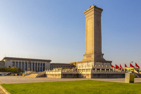 Monument neben der Großen Halle des Volkes, Platz des Himmlischen Friedens, Peking, Volksrepublik China, Asien - RHPLF13521