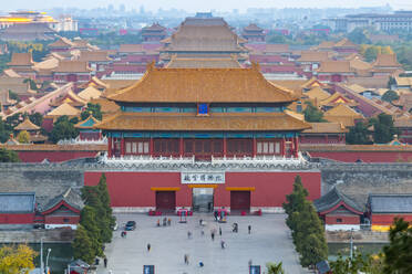 Blick auf die Verbotene Stadt, UNESCO-Weltkulturerbe, vom Jingshan-Park bei Sonnenuntergang, Xicheng, Peking, Volksrepublik China, Asien - RHPLF13525