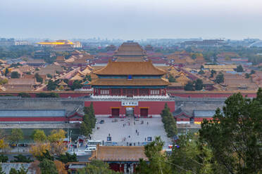 Blick auf die Verbotene Stadt, UNESCO-Weltkulturerbe, vom Jingshan-Park bei Sonnenuntergang, Xicheng, Peking, Volksrepublik China, Asien - RHPLF13526