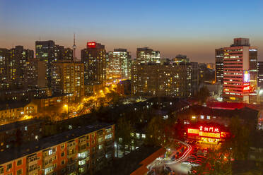 Blick von oben auf die Stadt in der Nähe des Pekinger Zoos in der Abenddämmerung, Peking, Volksrepublik China, Asien - RHPLF13532