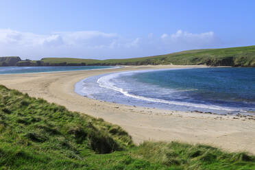 Muschel-Tombolo aus weißem Sand, Strand von St. Ninian's Ayre, St. Ninian's Isle, Bigton, South Mainland, Shetland-Inseln, Schottland, Vereinigtes Königreich, Europa - RHPLF13546