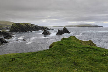 Küstenlandschaft, zerklüftete Klippen und Schornsteine, neblige Hügel, St. Ninian's Isle, Bigton, South Mainland, Shetland-Inseln, Schottland, Vereinigtes Königreich, Europa - RHPLF13547